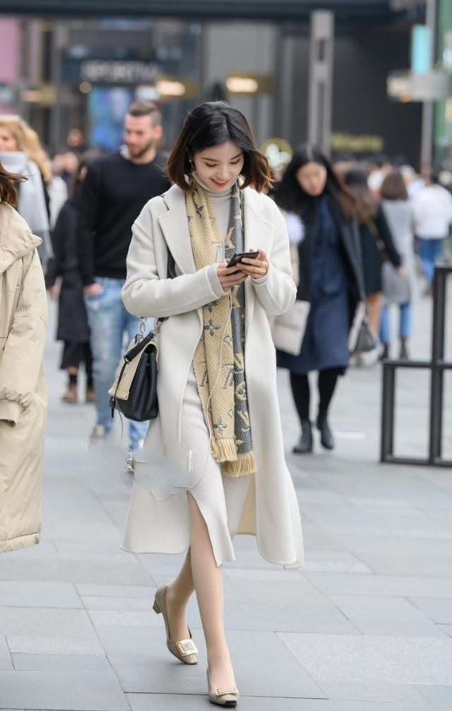 牛仔|美女街拍：时尚大气的小姐姐，牛仔工装裤的穿搭，性感十足