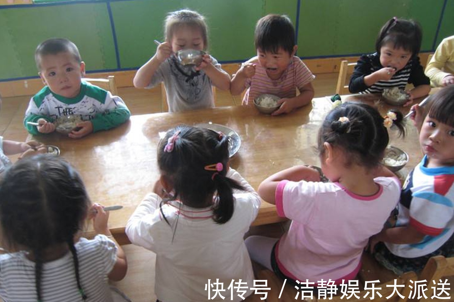妈妈|女儿上幼儿园后长胖了，说每顿能吃两碗，看到照片后妈妈很疑惑