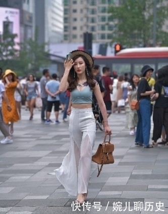 她如此有个性,能被她看上的服装组合,一定非同寻常