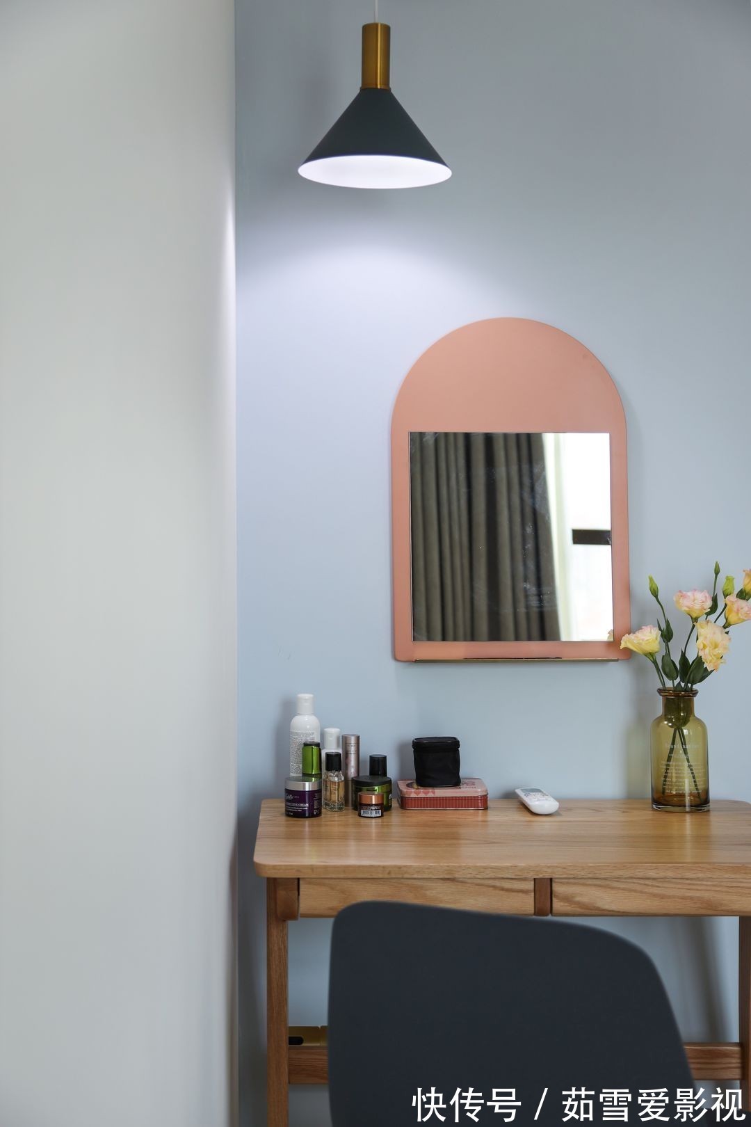 沙发|窗台空间就浪费了?看看这位女士的家,窗台不仅是沙发还能储物