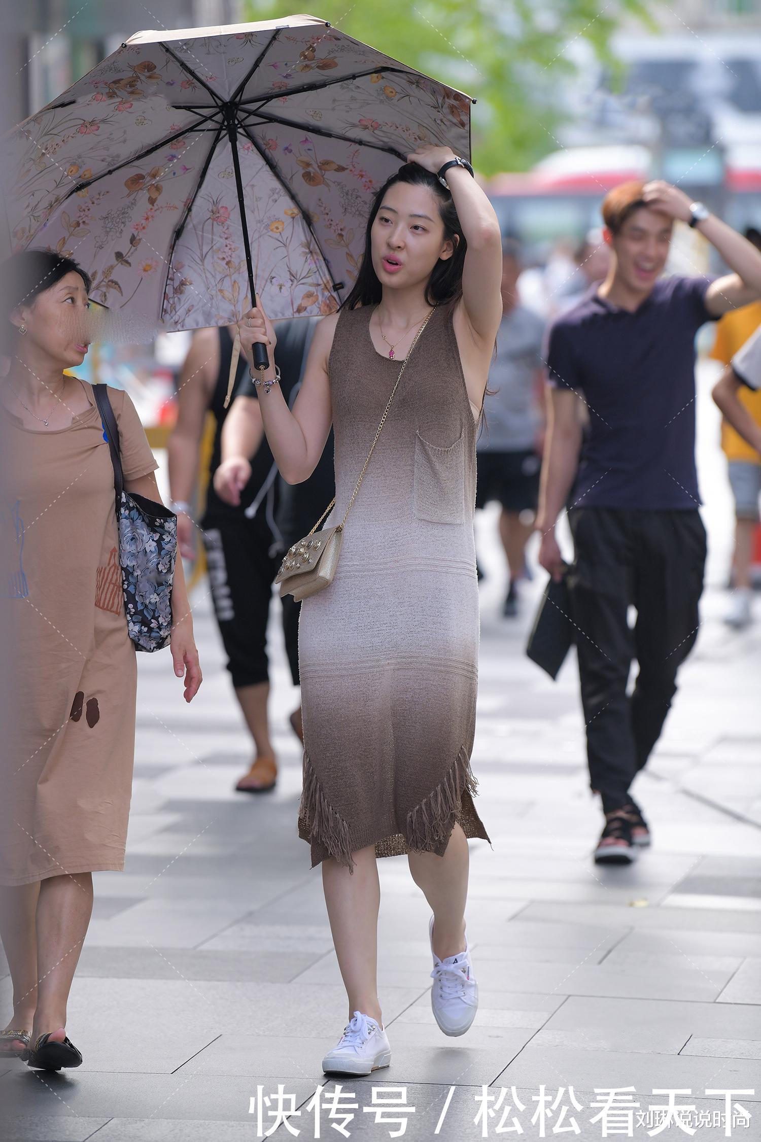 关键|脏色裹身裙中间的“白色”变化是关键,纱网材质夏季清爽又有轻熟气质