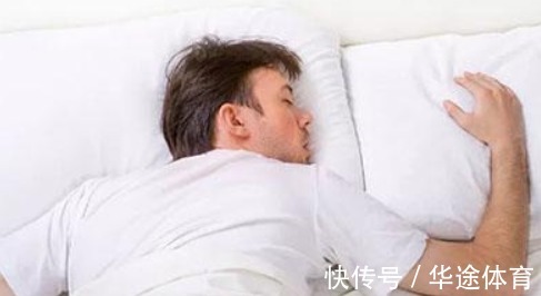 趴着睡觉|研究发现：2种睡姿危害老人健康，1种睡姿能减少老年痴呆风险