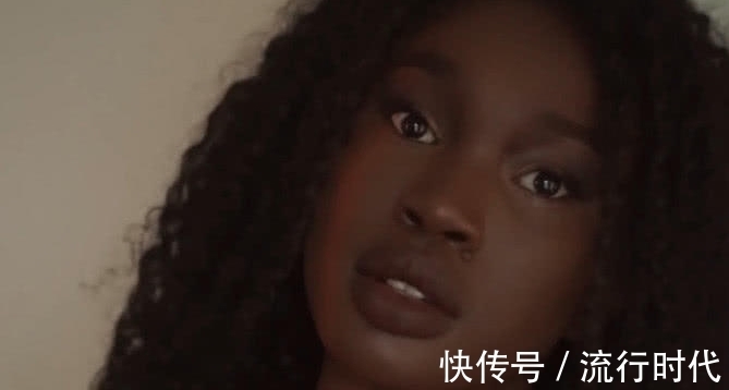 棕黄色 黑人妹子原来是这样化妆,一瓶粉底不够用,最终效果高级又性感!