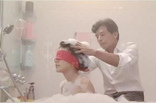 孩子|宝妈带儿子进女厕,男孩趴地上“偷看”,妈妈:孩子看一下怎么了