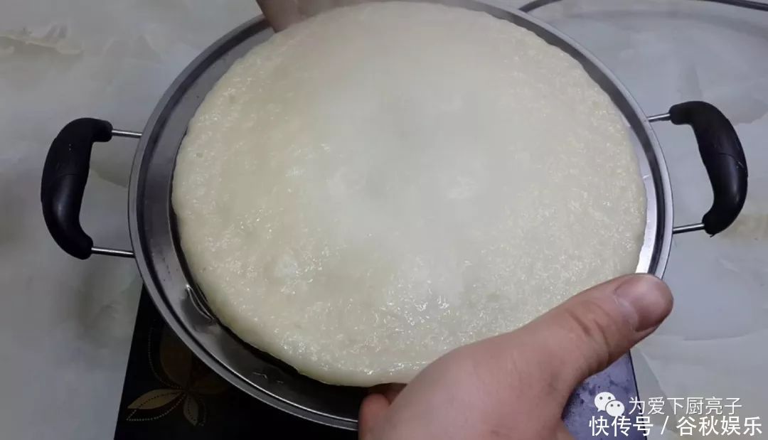 1碗米饭，3勺糯米粉，擀杖一搅，做出创意小零食，比春卷好吃十倍