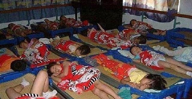 孩子|实拍幼儿园孩子午睡,一组图看完才明白,这些衣服真不适合孩子穿!