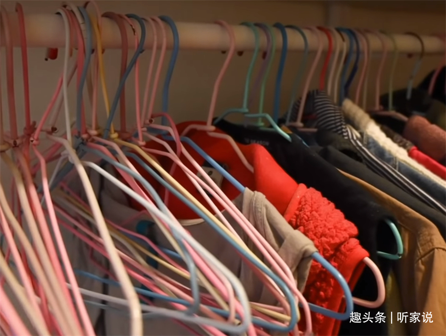 姑娘|“囤积癖”姑娘10㎡卧室，衣服堆积如山，3名整理师8小时打扫干净