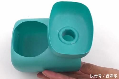 洗发水瓶不要扔,中间割2个圆,放在卫生间,全家人都要抢着用