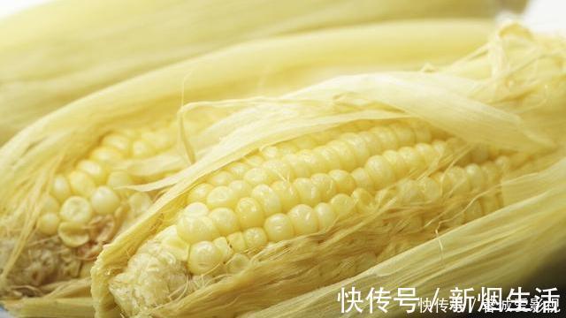 玉米皮|玉米直接放冰箱就错了,教你一招,放半年都新鲜,吃着像刚买的