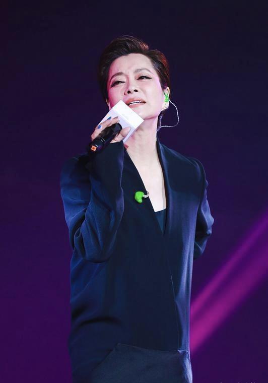 毛阿敏真是气质女神,身穿小西服搭小黑裙精致优雅,减龄又洋气