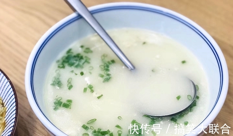 窍门|炖猪骨汤，牢记“2不放2窍门”，出锅时骨汤又鲜香又浓白，没腥味