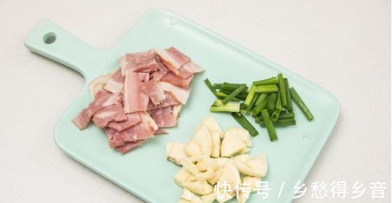 配上牛奶和咖啡就是完美早餐,味道香浓,刚出炉的时候孩子抢着吃!