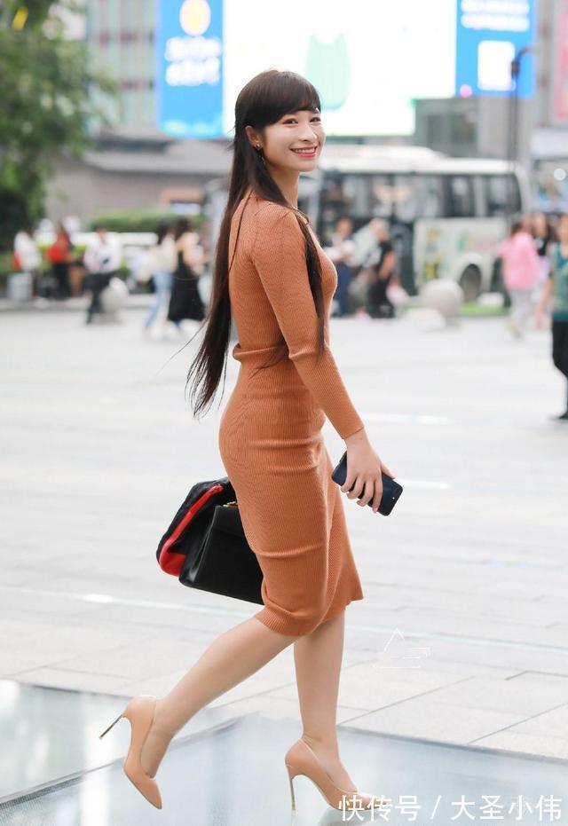红色高跟鞋|美女街拍:简约修身的针织裙,穿着舒适又显气质,让你优雅前行温婉美丽