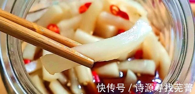 教你一种腌萝卜条的做法，腌2个小时就能吃，酸甜微辣，口感脆爽！