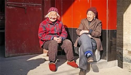 骨关节炎|老年人缺钙后该怎么办?教你3个小妙招,或补钙强肾预防骨关节炎