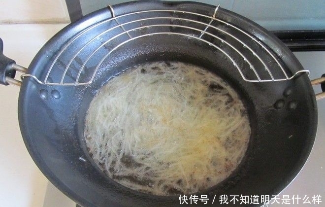 高颜值的年夜饭金丝绣球,食材简单做法讲究,外酥里嫩,香甜可口