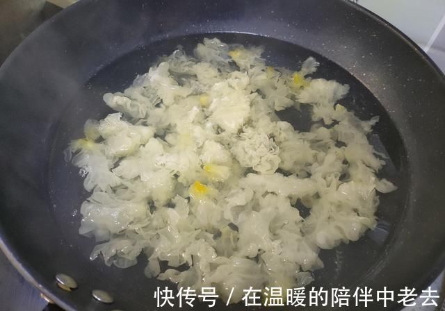 热水|煮银耳汤,凉水下锅还是热水下锅不少人搞错了,难怪银耳不出胶