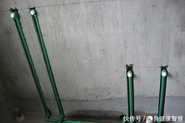 师傅|水管走墙，接头是出墙还是不出墙好师傅传统做法，早过时了！