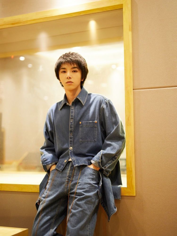 我型我秀|张杰新鲜营业，穿牛仔套装意外撞上华晨宇，一个率性一个前卫