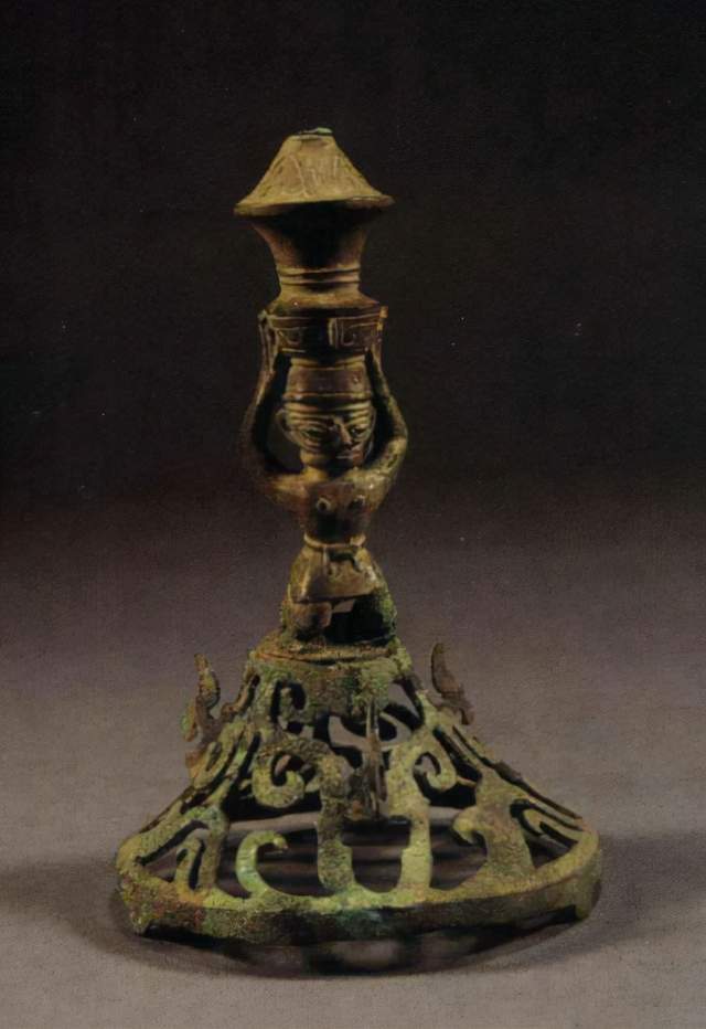 三星堆|三星堆出土青铜小立人,它手持飞鸟,真能破解大立人的持物之谜吗