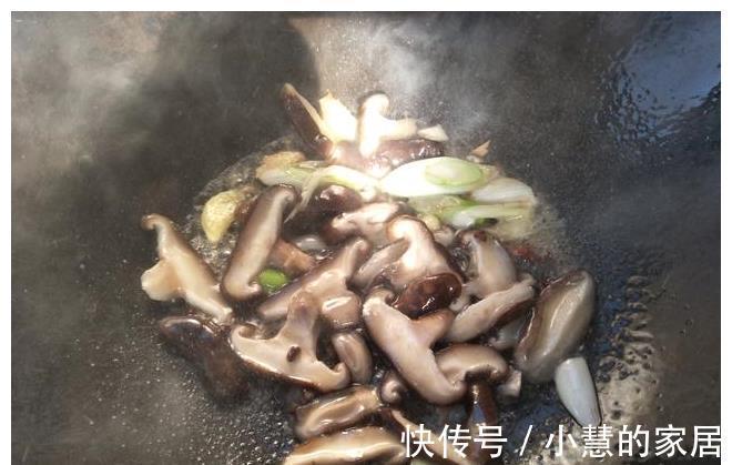 口感|香菇炒油菜,记得加1味,油菜翠绿不发黑,口感更嫩香