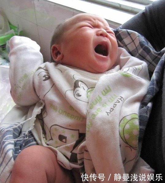 新生儿|婴儿面带微笑出生的,95后妈妈高兴,医生却反手打了孩子一巴掌