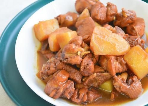 炖鸡时,不能直接加水炖,看看大厨的做法,鸡肉鲜嫩还不腥