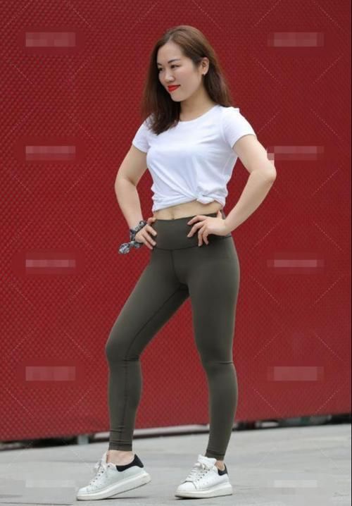 瑜伽垫|瑜伽裤美女活力十足，身材和颜值都是顶级，时尚气质满分！