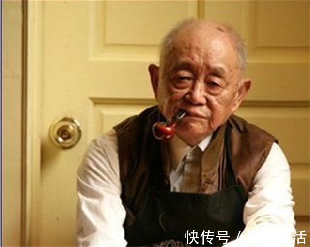 黄永玉$齐白石画两鸭蛋,求画者恳求多画些,结果却抠门的画了一苍蝇