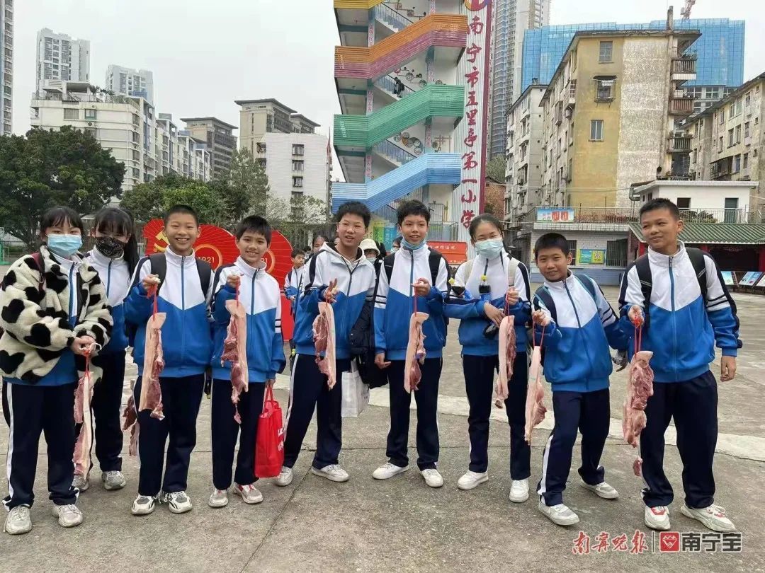 广西|广西人民真实在！散学典礼后，孩子们凭实力吃猪肉啃甘蔗！