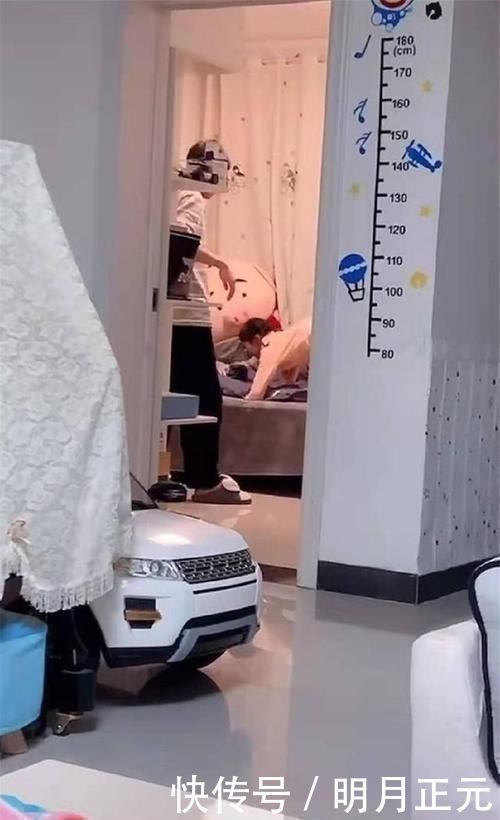 小宝|妹妹溜进哥哥房间蹭床睡,哥哥的反应太“无情”,妈妈不禁笑翻