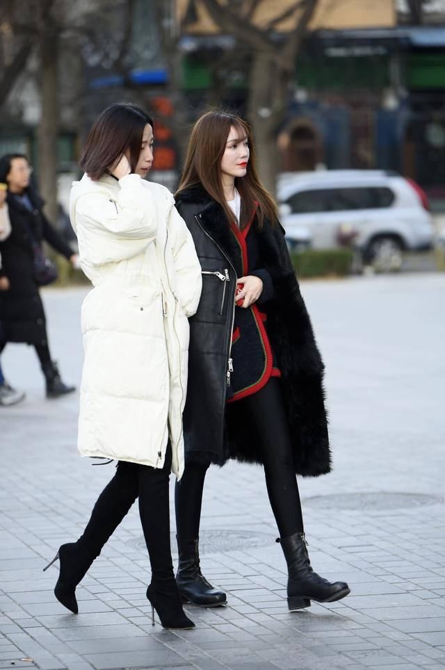 路人街拍，小姐姐简单的白T恤搭配灰色的百褶短裙，看着腿真细