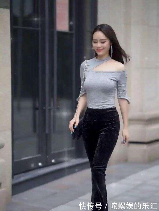 美女|身材修长的打底裤美女，增加造型层次感，真佩服她