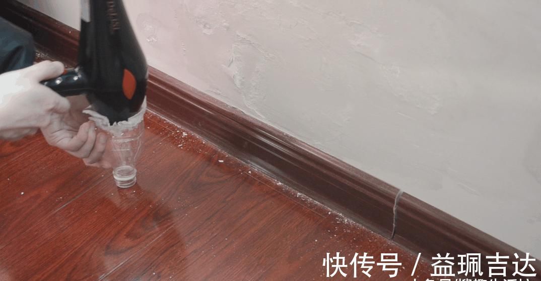 塑料瓶上粘张纸巾, 没想到还有这妙用, 解决了家家户户都困扰的难题