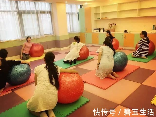 营养师|6个月的孕妈吉娜亮相,巧遮孕肚,网友:这哪像怀孕了?