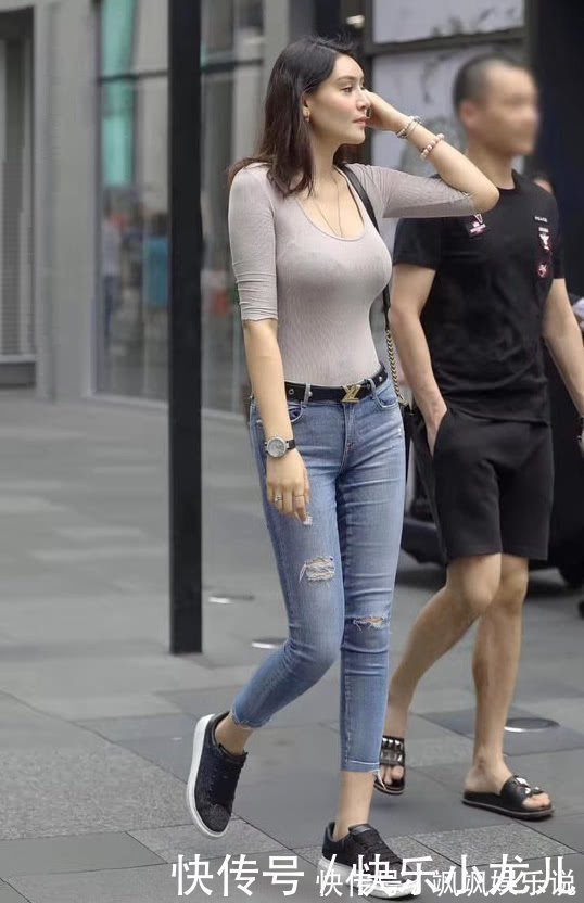 紧身牛仔裤 穿搭紧身T恤+紧身牛仔裤,配上樱桃小嘴,轻熟气质出街