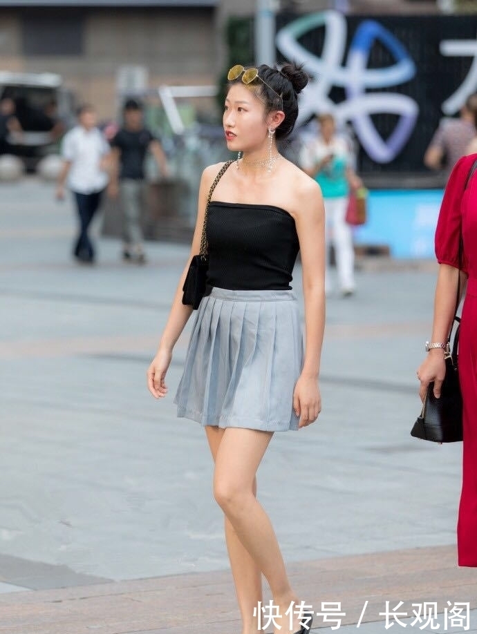 显出|街拍:气质迷人高挑的妹子,搭配有致显出时尚风范很靓丽!