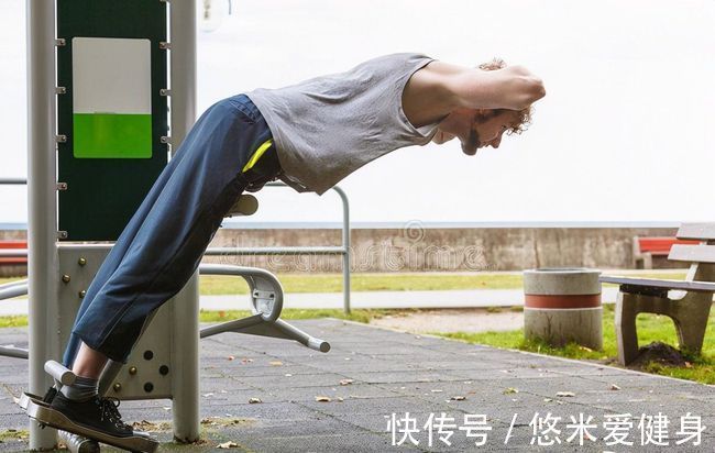 杠铃片|山羊挺身的正确训练方法,按照5个步骤操作,强化腰背部肌肉力量