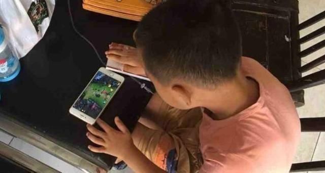 爸爸|孩子几岁配手机最好?教育家:不是10岁也不是15岁,这个年纪刚好