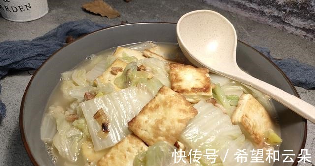 豆腐和这菜是绝配，冬天吃最香，简单一炖，好吃又有营养！