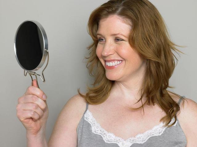 宝妈 “最年轻奶奶”走红,和孙子逛街如同姐弟,网友:我酸了