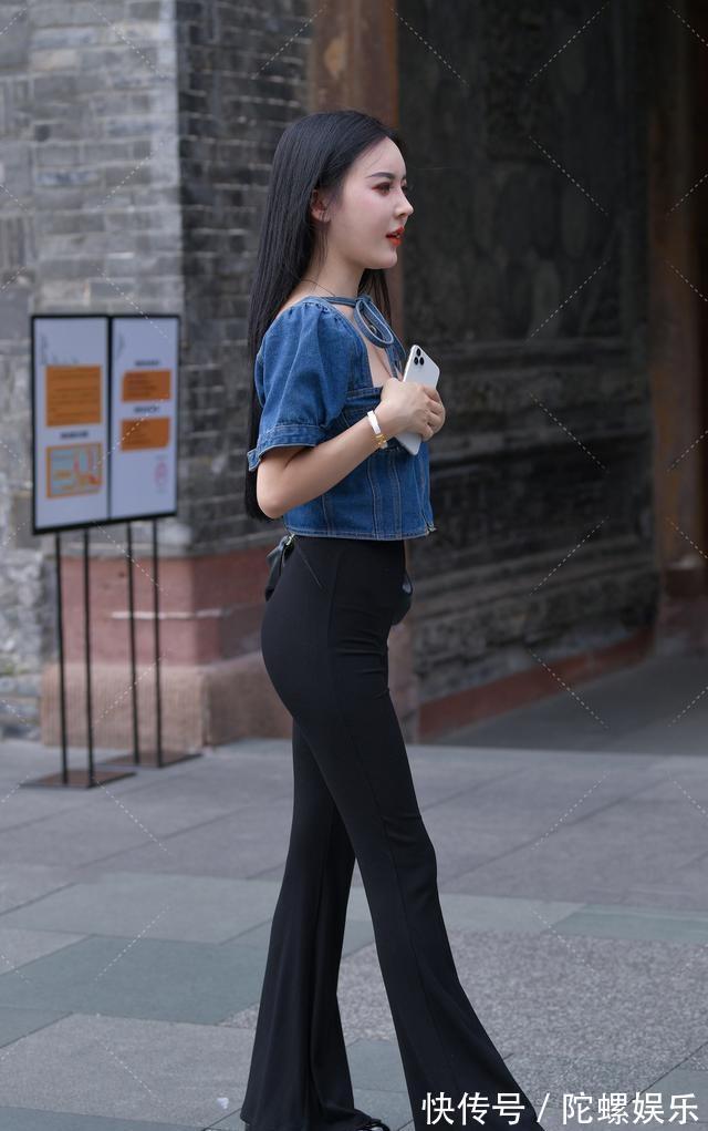 紧身裤|美女的服装搭配简单，搭配青春靓丽，展现美丽的容貌