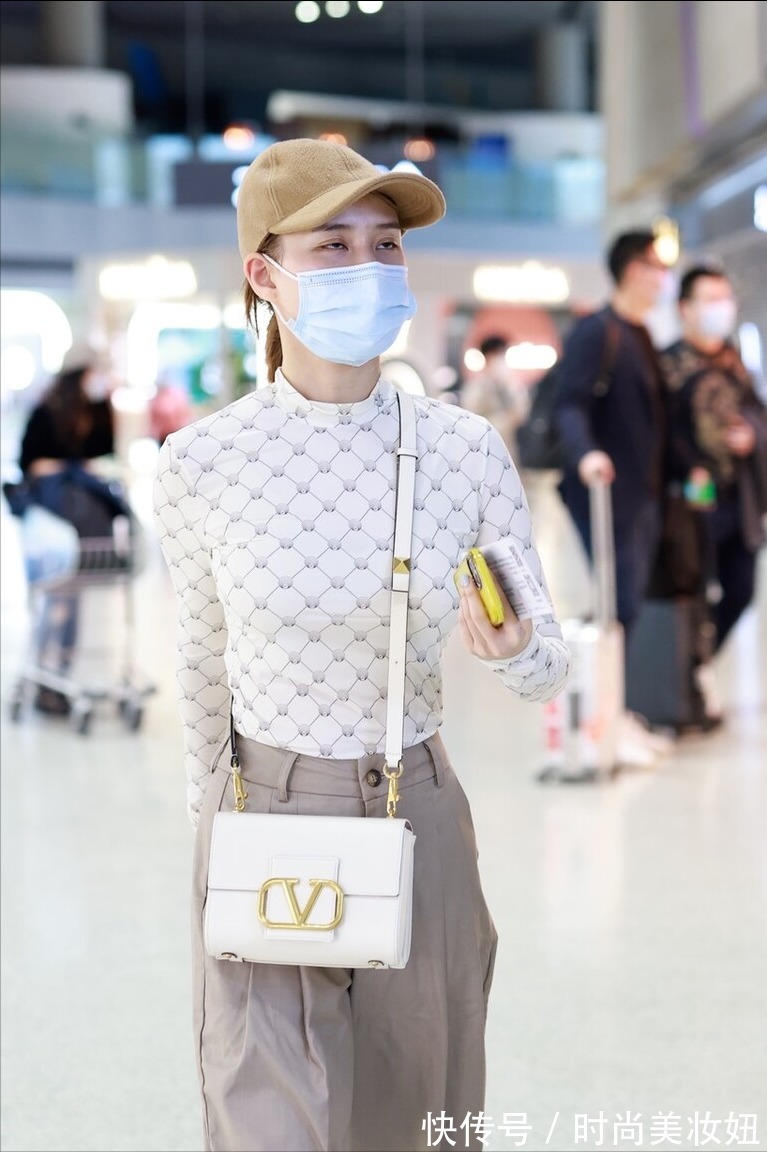 高级感|何超莲不愧是“真名媛”,打底衫配阔腿裤穿出高级感,气质绝了