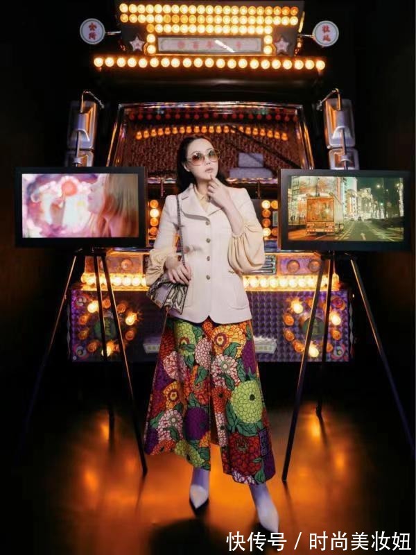 章小惠|被章小惠的“贵妇感”惊艳,穿西装配彩色印花裙,高贵又洋气