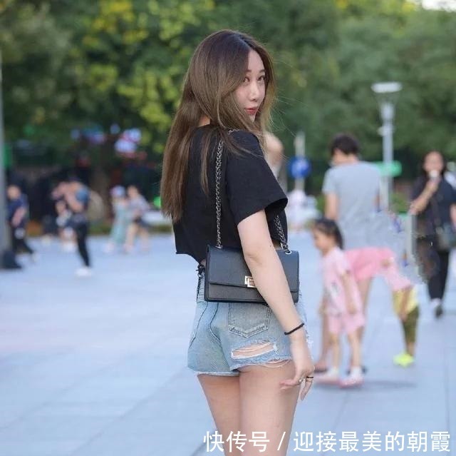 牛仔短裤 黑T恤搭配牛仔短裤,即朝气又魅力,不愧为是“追潮”族