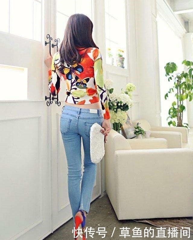 紧身裤搭高跟鞋,美女出门逛街旅游少不了,时髦个性显腿长