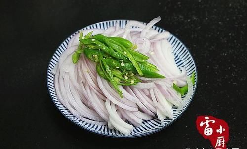 这个菜一斤不到两块钱，一个能炒一大盘，能清理血管，很适合老人