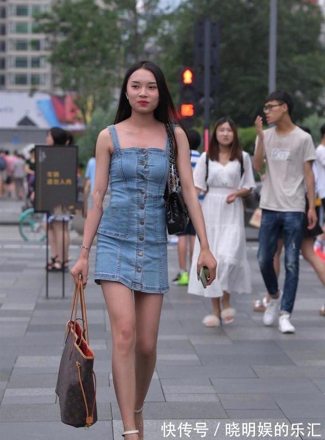 穿搭|青春靓丽的吊带牛仔裤，款式新颖穿搭舒适，显瘦又显高