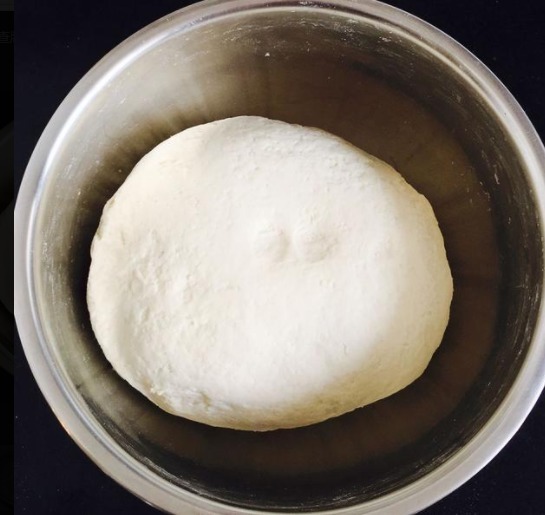 发面时，别只会加酵母，再加这2样，半小时发满盆，个个暄软蓬松