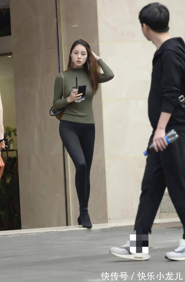 气质出众 军绿色修身上衣搭配瑜伽裤,温文尔雅真的很潇洒